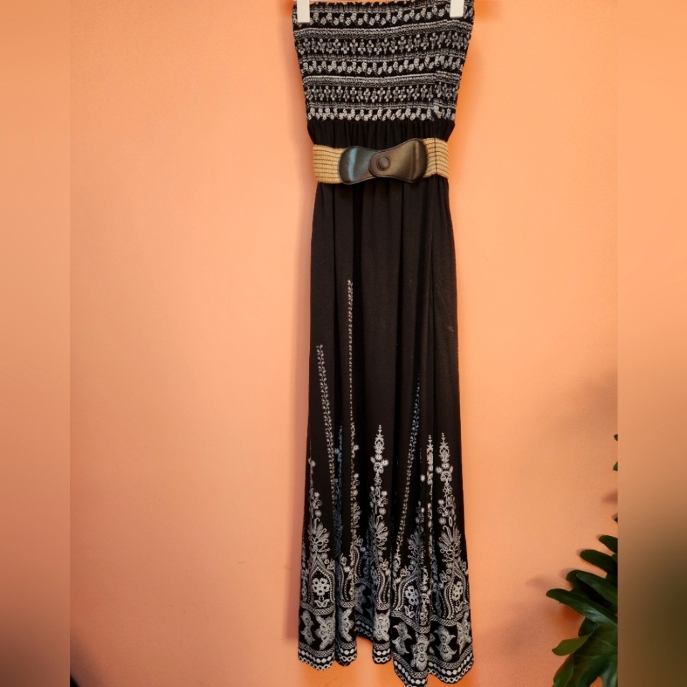 Beautiful, long, small black and white dress